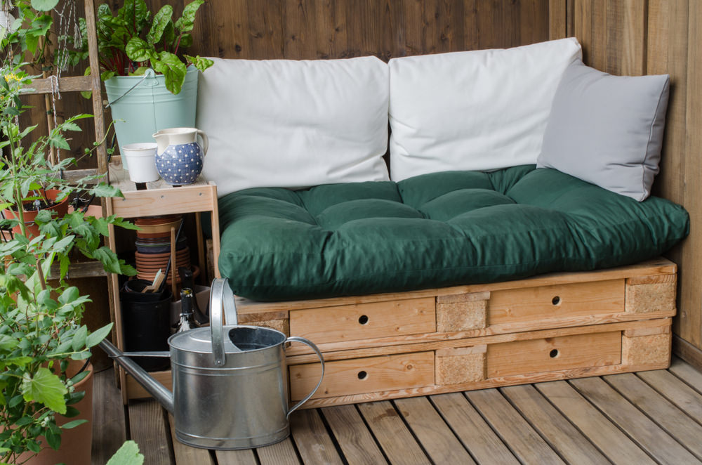Doğal ahşap kullanılan balkon dekorasyonu